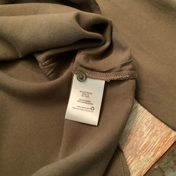 Simply styled button down blouse - Picture 5 of 5